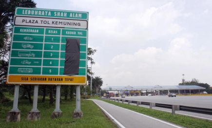 Kadar tol di Lebuh raya Shah Alam (Kesas) diturunkan antara 10 sen dan 40 sen berkuatkuasa selepas tengah malam ini.
Kadar tol untuk Kelas 1 iaitu bagi kereta biasa diturunkan sebanyak 20 sen iaitu dari RM2.20 kepada RM2. -Foto BERNAMA