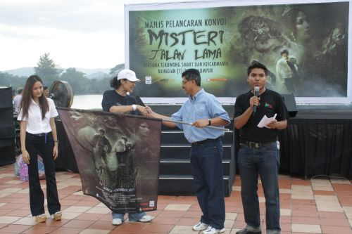 Gayatri melancarkan filem Misteri Jalan Lama