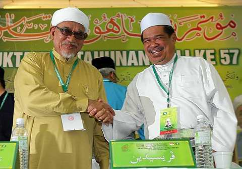 Mohammad Sabu (kanan) berjabat tangan dengan Presiden PAS, Datuk Seri Abdul Hadi Awang selepas berjaya mengungguli saingan bagi jawatan Timbalan Presiden dengan memperoleh sebanyak 420 undi pada pemilihan parti sempena Muktamar Tahunan PAS ke-57 di Taman Melewar di Gombak, Sabtu. - Foto THE STAR Oleh RAJA FAISAL HISHAN 