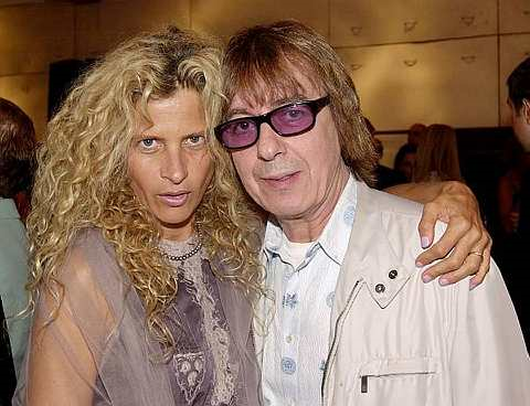 Bill Wyman dan isterinya, Suzanne Accosta bergambar semasa satu gala di New York pada 5 September, 2001. -Foto AP 