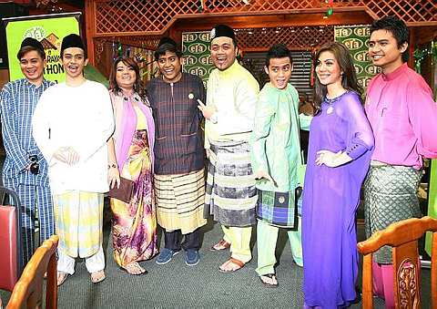 Penyampai Era FM ketika di majlis rumah terbuka Era dan majlis penerimaan sijil rasmi ’Rombongan Jelajah Paling Jauh Oleh Sebuah Stesen Radio’ daripada Malaysia Book Of Records. - Foto AZLINA ABDULLAH 
 
 