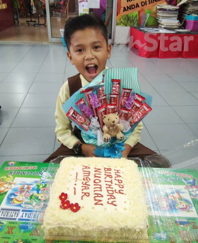 Ramai Teka Pemberian Girlfriend Murid Teruja Dapat Kejutan Hadiah Dalam Kelas Akhirnya Buat Drama Air Mata Jambangan Coklat Cover Muka Viral Mstar