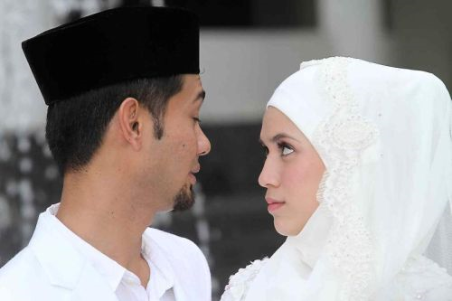 Sama cantik sama padan... Farid dan Diana beraksi kandid selepas majlis akad nikah di Hotel Flamingo by the Lake, Ampang dekat sini, pagi Sabtu. - Foto oleh ROHAIZAT DARUS