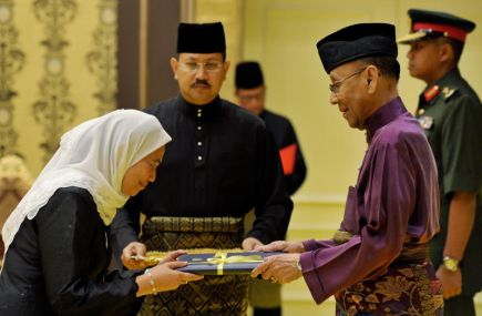 Yang di-Pertuan Agong Tuanku Abdul Halim Mu'adzam Shah berkenan mengurniakan surat cara pelantikan kepada Hakim Mahkamah Rayuan, Datuk Rohana Yusof sempena majlis menerima menghadap dan pengurnian Surat Cara Pelantikan Hakim Mahkamah Rayuan dan Mahkamah Tinggi di Istana Negara di sini, hari ini. Seramai lima hakim dilantik sebagai Hakim Mahkamah Rayuan dan empat lagi dilantik sebagai Hakim Mahkamah Tinggi.   -fotoBERNAMA 