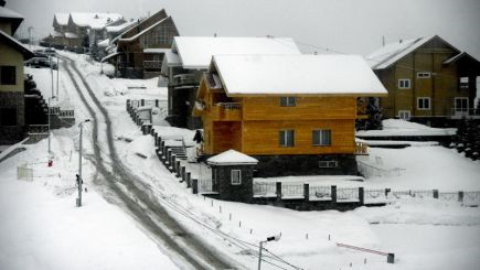 Shymbulak atau 'Chimbulak' iaitu sebuah resort ski yang terletak 25 km dari Almaty di Lembah Medeu, kira-kira 2,230 meter di atas paras laut.Suasana permandangan ketika menuju ke pucak Shymbulak, kelihatan rumah-rumah di kawasan tersebut ditutupi dengan salji tebal. - Foto BERNAMA 