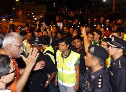 AHLI Parlimen Klang, Charles Santiago menerangkan kepada pihak polis tujuan perhimpunan mereka yang dinamakan Gabungan Anti Perang (GAP) selepas kumpulan itu enggan mematuhi arahan polis supaya bersurai.