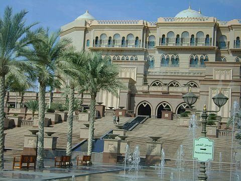 Permandangan perkarangan Hotel Emirates Palace (EP) cukup mempesonakan.