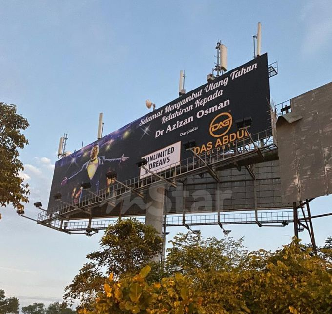 Tak Pernah Dibuat Orang Dr Azizan Singgah Tepi Highway Beri Motivasi Depan Billboard Ucapan Hari Jadi Sendiri Viral Mstar