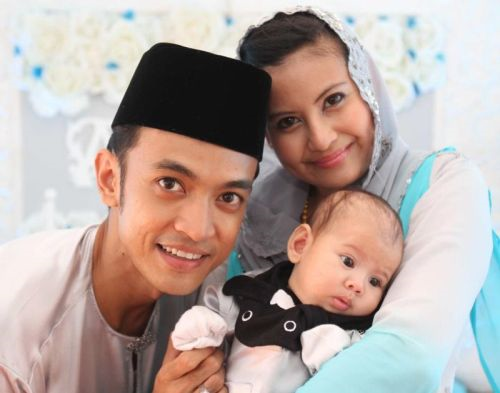 Tomok bersama isterinya Ayu dan anak mereka Arrianshah Akid pada majlis cukur jambul dan rumah terbuka Aidilfitri di Alam Damai, Cheras di sini, petang Ahad. - Foto oleh LOW BOON TAT