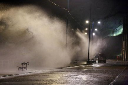 Ombak kuat hingga memecahkan tembok laut ketika air pasang di Aberystwyth, barat Wales. -foto/AFP