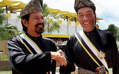 M.Nasir (kiri) bersama Ramli MS yang kini bergelar Datuk selepas menerima Darjah Indera Mahkota Pahang.