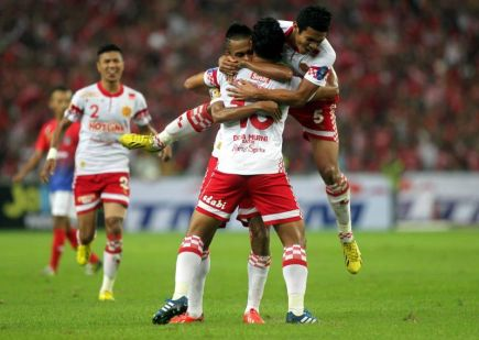 Pemain Kelantan meraikan jaringan gol pertama oleh Mohd Norfarhan pada minit ke-16. Kelantan dahuli JDT 1-0. -foto SHAHRUL FAZRY ISMAIL