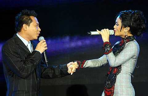 Krisdayanti bersama Anang semasa Anugerah Skrin 2006. - Foto THE STAR Oleh MOHD SAHAR MISNI