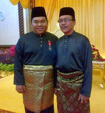 Bob (kiri) bersama bapanya, Usop Drahman ketika menerima pingat dari kerajaan Sarawak di Kuching Rabu lalu.