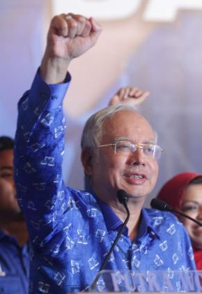 Pengerusi BN, Datuk Seri Najib Tun Razak meraikan kejayaan parti itu pada PRU-13, 5 Mei lalu. Foto AZMAN GHANI / The Star
