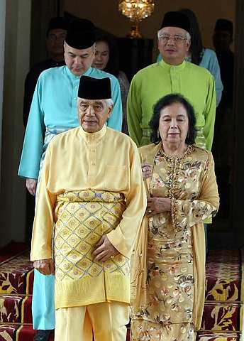 SULTAN Perak, Sultan Azlan Shah dan Raja Permaisuri Perak, Tuanku Bainun berangkat meninggalkan Istana Iskandariah selepas Majlis Angkat Sumpah Menteri Besar Perak yang baru, Datuk Dr. Zambry Abdul Kadir semalam. Turut kelihatan Raja Muda Perak, Raja Nazrin Shah dan Timbalan Perdana Menteri merangkap Ketua Perhubungan UMNO Perak Datuk Seri Mohd Najib Tun Abdul Razak. Pelantikan Zambry, 47, merupakan penyelesaian kepada kemelut politik di Perak apabila kerajaan Pakatan Rakyat hilang majoriti dalam Dewan Undangan Negeri berikutan tindakan mereka keluar parti. -fotoBERNAMA