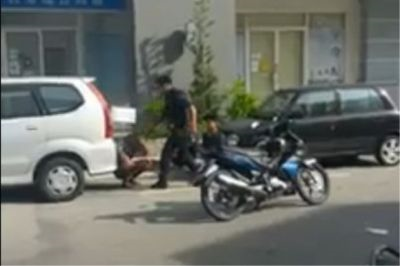 Anggota polis itu dilihat menampar salah seorang lelaki terbabit.