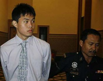 BEKAS penuntut Kolej New Era, Abraham Lim Ken Zhi mengaku bersalah di Mahkamah Majistret Kajang hari ini terhadap tuduhan mendatangkan cedera parah terhadap pengerusi senat kolej itu Dr Yap Sin Tian minggu lepas. Lim, 22, didakwa mengikut Seksyen 325 Kanun Keseksaan yang membawa hukuman penjara maksimum tujuh tahun dan denda jika sabit kesalahan. --fotoBERNAMA 