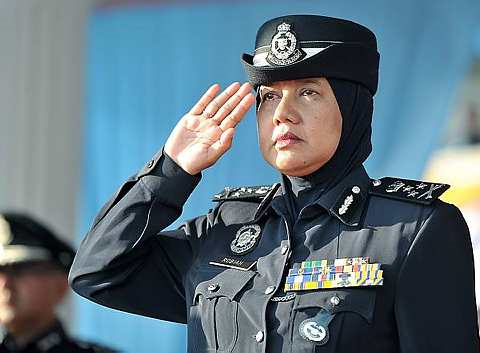 Pengarah Pengurusan PDRM, Datuk Robiah Abdul Ghani membalas Tabik Hormat pada Majlis Paluan Berundur Sempena Persaraannya di Pusat Latihan Polis (PULAPOL) di Kuala Lumpur, Khamis. - Foto BERNAMA