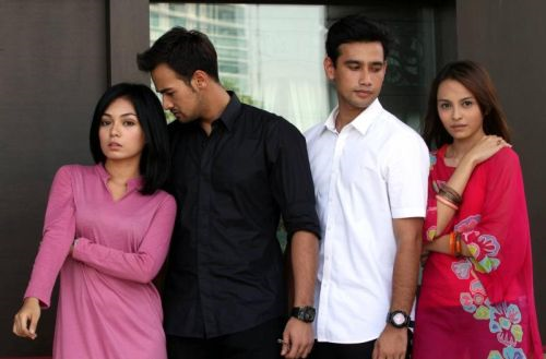 Barisan pelakon drama bersiri Bukan Bidadari. (dari kiri) Nad Zainal, Sharnaaz Ahmad, Azlee Khairi dan Sara Ali. 