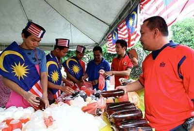 SEMANGAT KEMERDEKAAN... Tiga remaja (dari kiri) Mohd Raimie Hamdan, 18, Mohd Armirudin Nordin, 16, dan Mohd Fahmi Ramli, 16, mengenakan selempang dan memakai songkok Jalur Gemilang ketika berniaga di Bazar Ramadan Dewan Mat Kilau, Kuantan hari ini. Menurut mereka, dengan berpakaian sedemikian dapat menunjukkan semangat cintakan negara sempena Hari Kemerdekaan ke-52 esok. Di samping itu, dapat memberi contoh kepada rakan-rakan dan orang ramai bahawa golongan remaja juga mempunyai semangat patriotik. -- fotoBERNAMA 