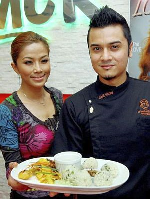 Linda Onn dan Fazley bekerjasama mempromosikan resipi Nasi Ayam Salai Lemak Cili Api.