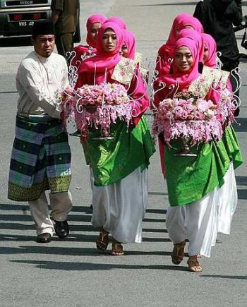 Penuh adat istiadat orang Melayu. Hantaran sebelah Ekin berwarna merah jambu dibawa masuk ke dalam masjid.