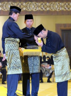 Pengerusi Jemaah Pemangku Sultan Kedah, Tan Sri Tunku Annuar Sultan Badlishah berkenan mengurniakan watikah pelantikan sebagai Menteri Besar Kedah kepada Mukhriz.