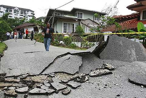 JALAN di kawasan Bukit Antarabangsa rekah dalam tragedi tanah runtuh awal pagi ini. - foto The Star oleh CHAN TAK KONG   