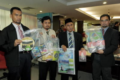 Pengarah Jabatan Agama Islam Selangor (JAIS) Datuk Marzuki Hussin (dua kanan) bersama Ketua Penolong Pengarah Bahagian Pengurusan Penguatkuasaan, Mohd Shahzihan Ahmad (kanan) dan pegawai yang lain menunjukkan buku-buku yang berjaya dirampas semasa sidang media kes ajaran yang diharamkan di Pejabat Jais, Shah Alam, Isnin. -fotoBERNAMA 