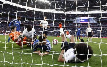 Gol kedua Chelsea yang menimbulkan kontroversi pada aksi separuh akhir Piala FA Inggeris di Stadium Wembley awal pagi Isnin.