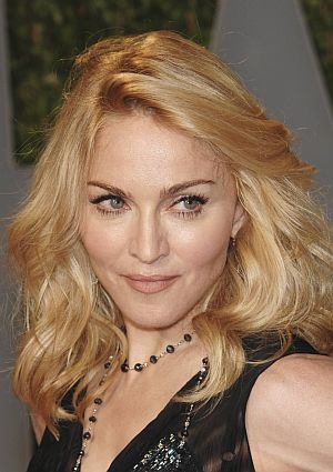 Madonna telah membawa anak perempuannya, Mercy menyertai ajaran Kabbalah sejurus dia tiba di London - foto AP