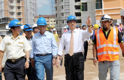 Liow (dua kanan) bersama Shaziman (dua kiri) membuat lawatan ke tapak projek Hospital Shah Alam bagi membuat tinjauan perkembangan pembinaan Hospital Shah Alam, Selasa. -fotoBERNAMA