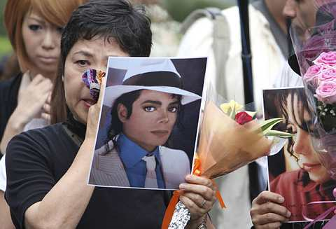 Seorang peminat meratapi pemergian Raja Pop Michael Jackson di Tokyo, Sabtu lalu (27 Jun 2009).- foto AP 
