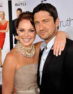 Aktres Katherine Heigl (kiri) dan aktor Gerard Butler hadir ke tayangan perdana filem Columbia Pictures, 