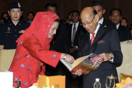 Yang di-Pertuan Agong, Tuanku Abdul Halim Mu'adzam Shah (kanan) berkenan melihat buku selepas pelancaran buku 'On Common Ground' di Kuala Lumpur pada Selasa malam. Turut hadir penulis buku itu Tuanku Raja Zarith Sofiah Sultan Idris Shah juga isteri Sultan Johor. -fotoBERNAMA