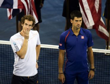 Murray (kiri) menewaskan Djokovic (kanan) pada aksi akhir Terbuka Amerika Syarikat September lalu.