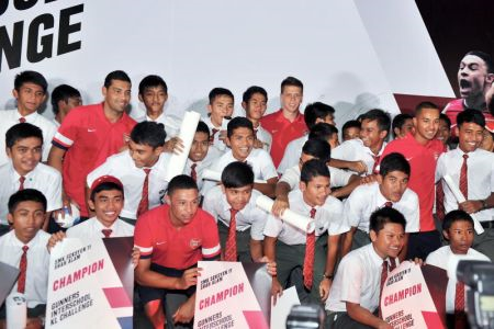 Pemain Arsenal (dari kiri) Santos, Chamberlain, Szczesny dan Walcott bergambar bersama sebahagian pelajar SMK Seksyen 11 Shah Alam semasa mengadakan lawatan mengejut ke sekolah tersebut pada Isnin.