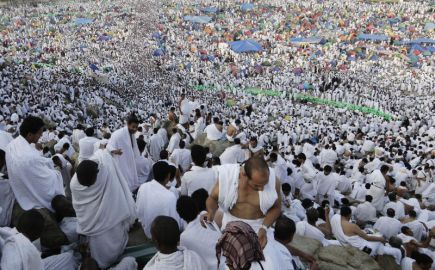 Jutaan jemaah haji menuju ke Bukit Arafah berhampiran kota suci Mekah sebagai kemuncak ibadah haji. Seramai tiga juta jemaah dilaporkan mengerjakan haji pada fasa pertama tahun ini. - AFP 