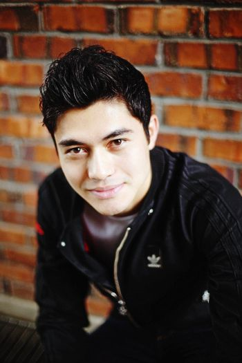 Henry Golding Ingat Asal Usul - Hiburan | mStar