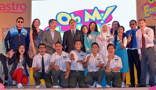 Pelakon-pelakon Oh My English! bersama Timbalan Ketua Pengarah Pelajaran Datuk Dr Amin Senin.