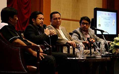 Mohd Naguib Razak (dua dari kiri) dan Khairul Anwar Salleh (kanan) ketika sidang media khas FFM 24 di Hotel Royale Chulan, Kuala Lumpur, Khamis. - Foto ELLIS KHAN