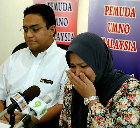 MENCARI...  Ibu Ferris, Elis Syuhaila Mokhtar menitiskan air mata pada sidang media petang tadi sambil meminta suaminya, Firdaus @ Frank Theodorus van de Ven memulangkan anaknya, Ferris Mokhtar. Foto The Star oleh RICKY LAI    