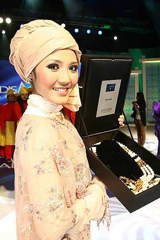 Rina dinobatkan sebagai juara Gadis Melayu 3 di Auditorium MBSA, Jumaat. - Foto oleh BRIAN MOH