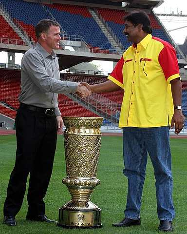 SIAPA JUARA?... Jurulatih pasukan
Kelantan dan Selangor, Peter Butler (kiri) dan K. Devan bersalaman petang semalam menjelang perlawanan final Piala FA di Bukit Jalil, Kuala Lumpur malam ini. - gambar The Star oleh VICTOR K.K. NG