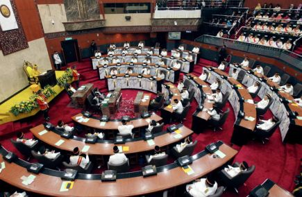 Sultan Selangor, Sultan Sharafuddin Idris Shah bertitah selepas berkenan merasmikan Majlis Pembukaan Persidangan Dewan Negeri ke-13 di Bangunan Dewan Undangan Negeri Selangor di Shah Alam pada Jumaat. -fotoBERNAMA