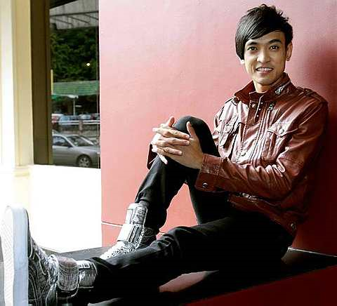 Tomok gembira dengan penghasilan album solo pertamanya. Foto The Star oleh RICKY LAI