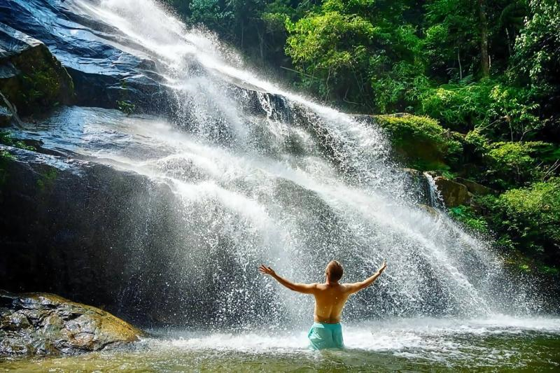 Karangan berkelah di air terjun