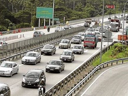 Orang ramai mula meninggalkan ibu kota, Kuala Lumpur untuk pulang bagi menyambut Hari Raya di kampung halaman masing-masing.