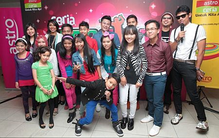 Kanak-kanak peserta Ceria Pop Star serta mereka yang terlibat dalam program berkenaan.